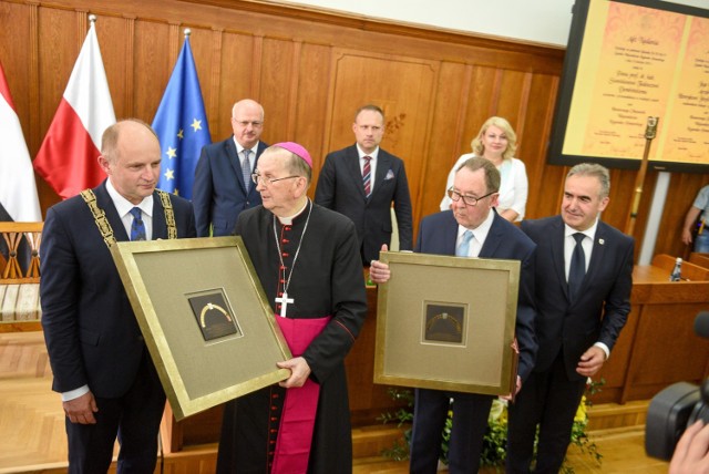 Arcybiskup Henryk Muszyński i prof. Stanisław Dembiński dołączyli do grona honorowych obywateli województwa