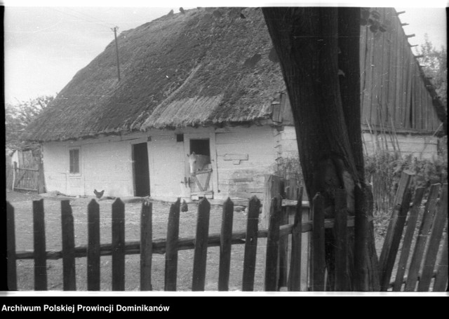 Wiejska chata kryta strzechą, z częścią mieszkalną i stajenną, sfotografowana przed 1968 r. Przesuwaj zdjęcia w prawo, używając strzałek lub gestów.