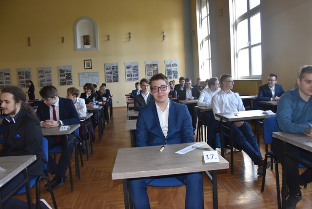 Pierwszy dzień matur 2023 w Zespole Szkół Politechnicznych w Głogowie. Egzamin zdaje ok. 80 osób