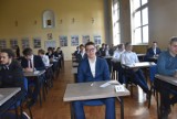 Matura 2023 w Zespole Szkół Politechnicznych w Głogowie. Dyrektor do uczniów: Uczyłem was i wiem, że macie ogromny potencjał. Zdjęcia