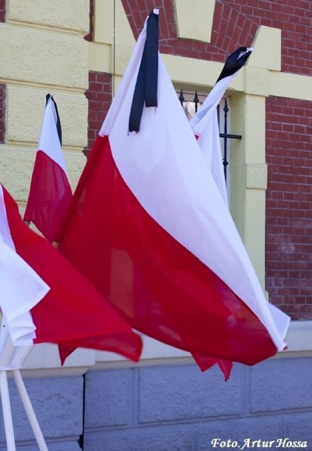 Flaga Państwowa przywiązana kirem. Fot. Artur Hossa