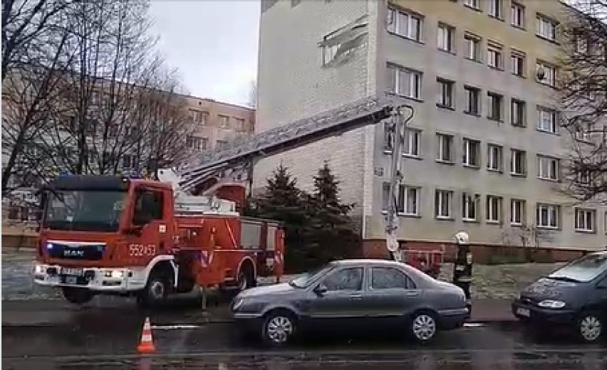 Zerwana elewacja na bloku w Andrychowie