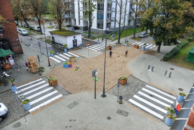 Sztuczna plaża na gdańskim skrzyżowaniu.