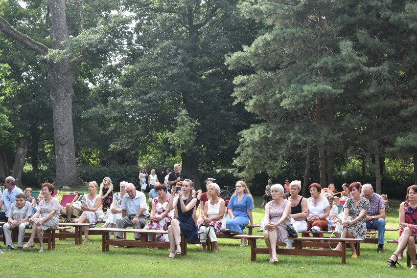 Ewelina Koniec i Bianka Szalaty wystąpiły w parku Muzeum Ziemiaństwa w Dobrzycy