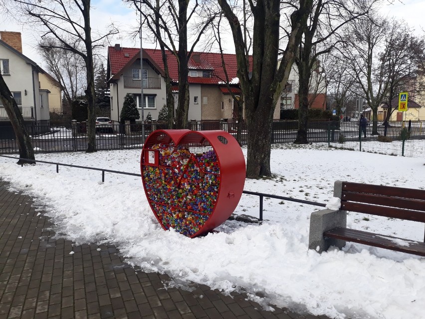 Serce przy SP  1 w Stargardzie zapełnia się nakrętkami.  Żeby pomóc Jasiowi 