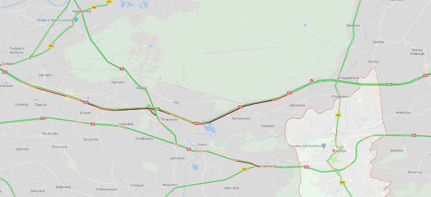 Wypadek na A4 w Bochni. Samochód osobowy uderzył w barierki