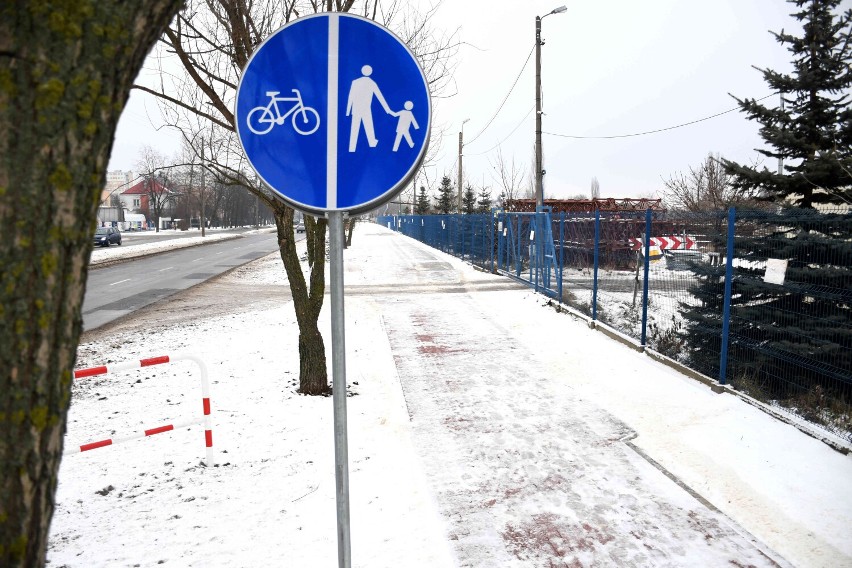 Nowy chodnik i ścieżka rowerowa wzdłuż ulicy Żelaznej w...