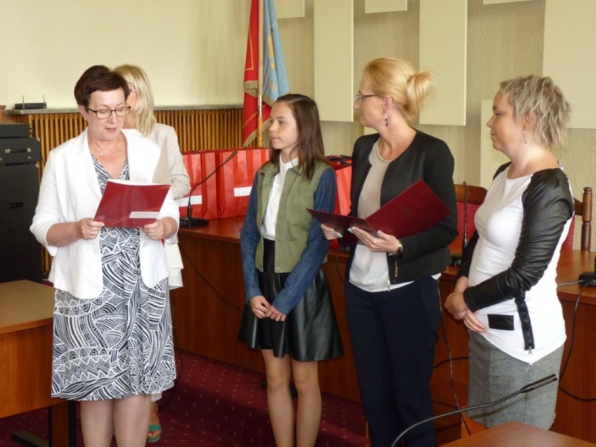 Najlepsi uczniowie z podstawówek i gimnazjów w Radomsku odebrali nagrody