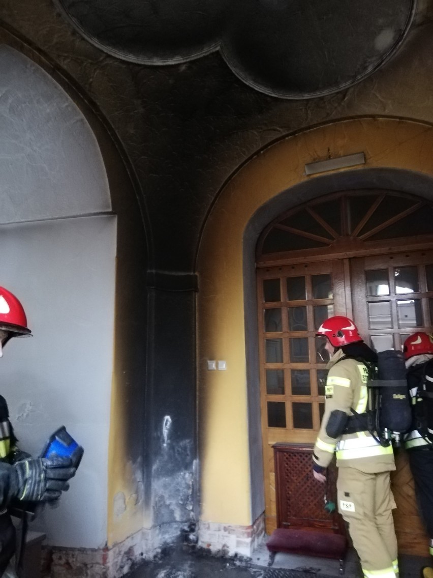 POLICJA W AKCJI: Pożar w kościele pw. św. Ap. Piotra i Pawła to podpalenie. Winny 13-letni piroman [ZDJĘCIA]