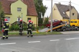 Opole: W wyniku zderzenia dwóch aut na ulicy Prószkowskiej Tico wywróciło się na bok