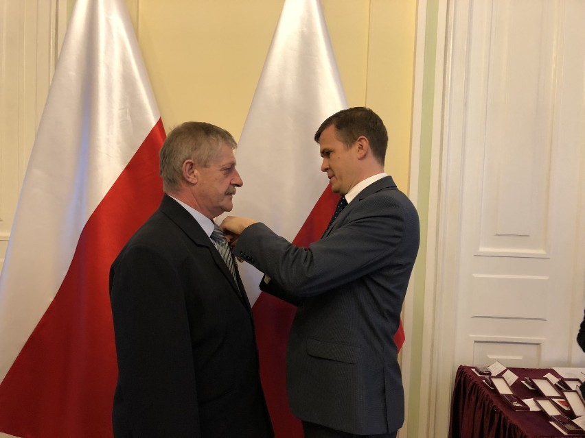 Minister wręczył medale działaczom SKS „Jantar” z Racotu.