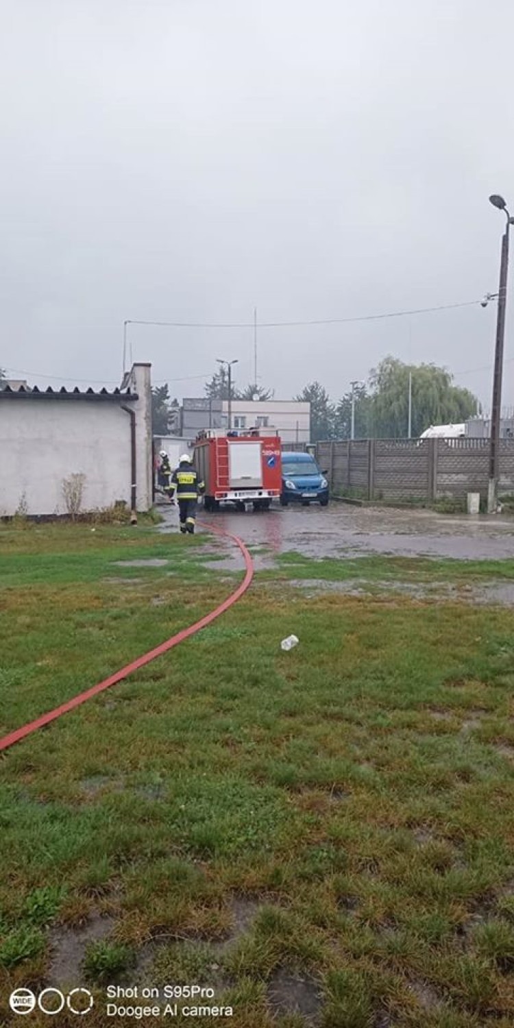 Ulewa w Rybniku 19.08 Pompowano wodę z budynku w Gaszowicach