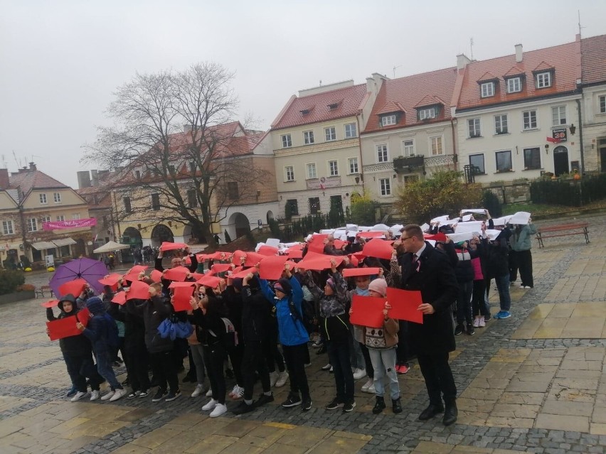 Na sandomierskim Rynku uczniowie ułożyli żywą biało-czerwoną flagę. Tak uczcili Narodowe Święto Niepodległości. Zobaczcie zdjęcia