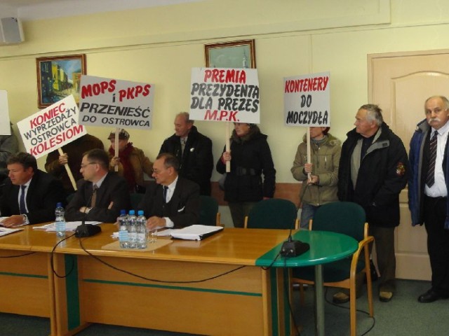 Leszek Sułek (pierwszy z prawej) znów przyprowadził na sesję grupę osób wyposażonych w przygotowane przez niego transparenty.