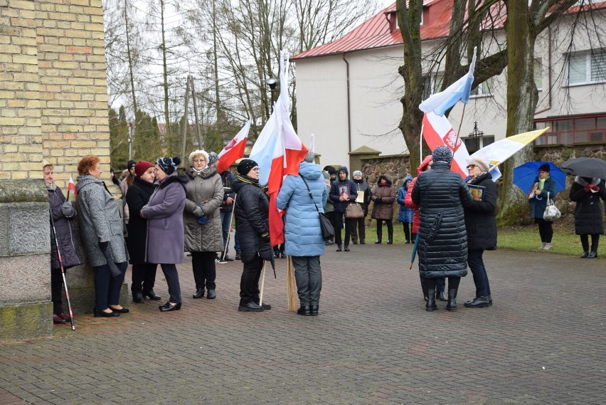 Z flagami papieskimi i narodowymi. Mieszkańcy Dąbrowy Białostockiej oddali hołd św. Janowi Pawłowi II idąc ulicami swego miasta