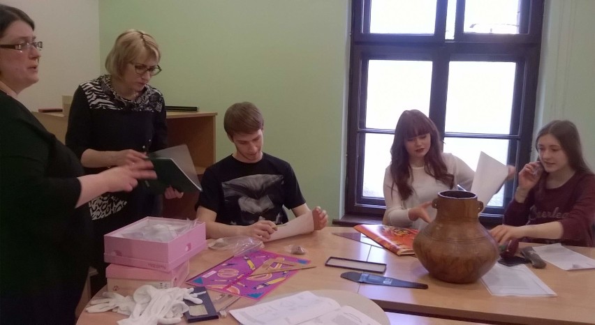 Malbork. Uczniowie ZSP nr 2 szkicowali ceramikę. Kolejne warsztaty archeologiczne w Muzeum Zamkowym