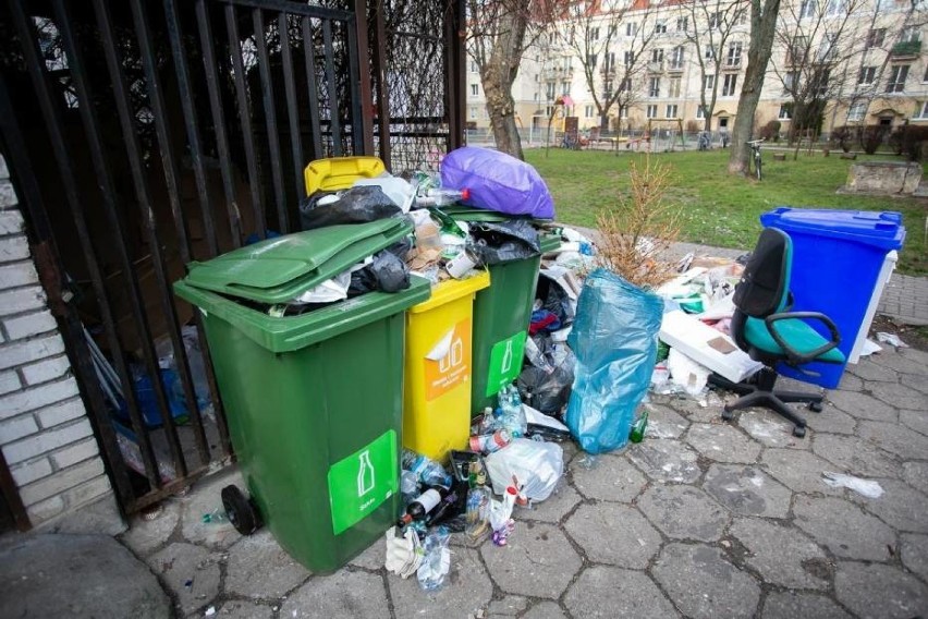 Segregacja śmieci w Warszawie. Miasto zmieni stawki i sposób naliczania opłat? Trwają nad tym prace