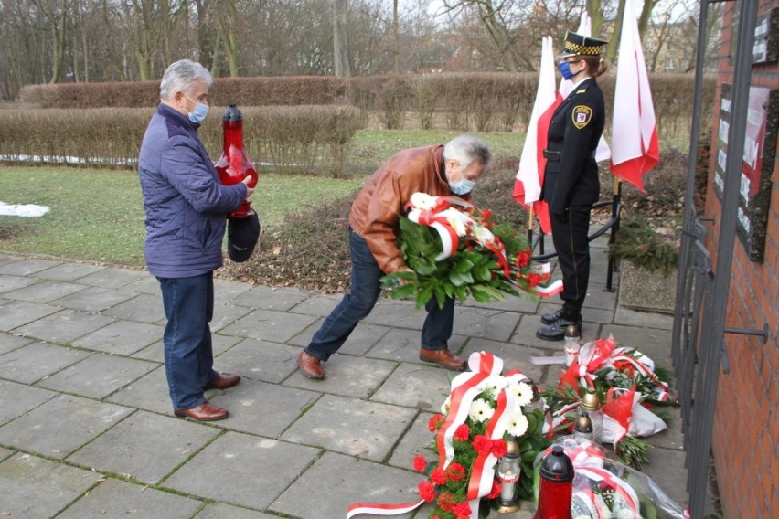 Tczew. Kwiaty w hołdzie Żołnierzom Wyklętym pod Pomnikiem Ofiar Stalinizmu