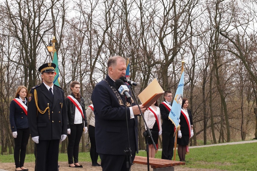 Pomnik przyjaźni polsko-azerskiej odsłonięty w Gnieźnie