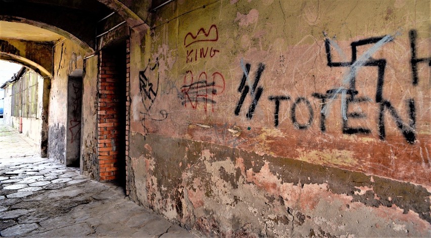 Ohydne graffiti w bramie od strony Sławkowskiej