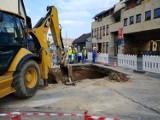 Nowy Sącz. Przez awarię stuletniej rury powstało zapadlisko. Droga u zbiegu ulic Lwowskiej i Kraszewskiego jest zamknięta [WIDEO]