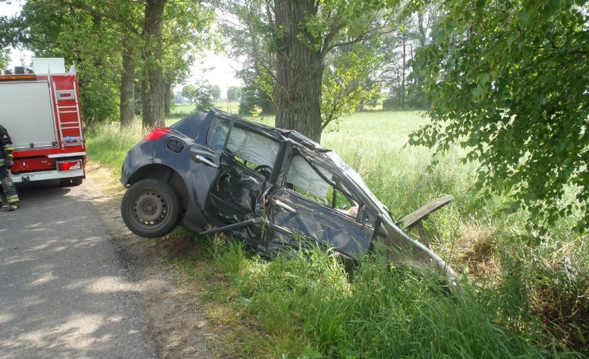 Gorzupia: Auto wypadło z drogi i uderzyło w drzewo