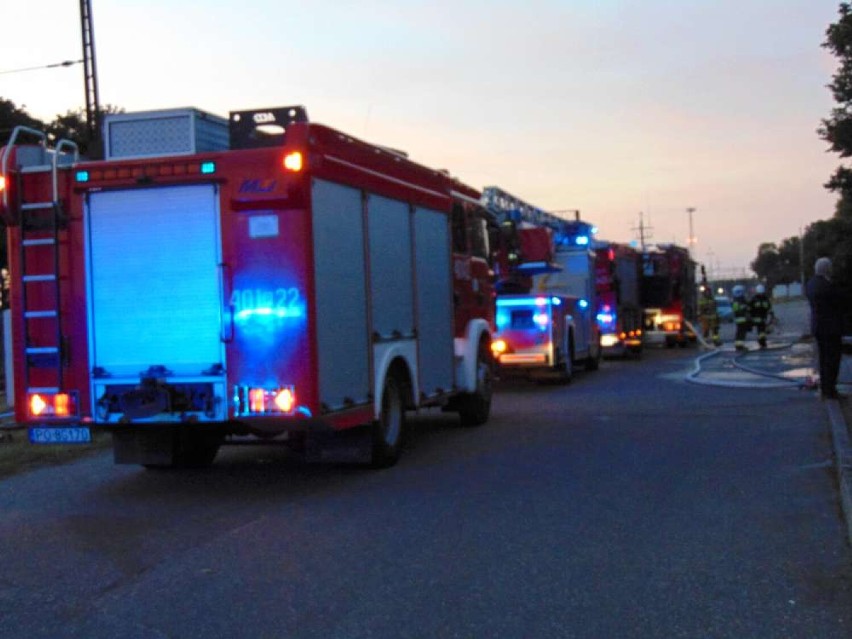 Pożar budynku mieszkalnego w Budzyniu gasiło kilka zastępów straży pożarnej. 