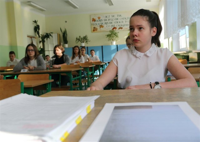 Egzamin szóstoklasistów w Piotrkowie 2016. Na zdjęciach uczniowie Szkoły Podstawowej nr 12