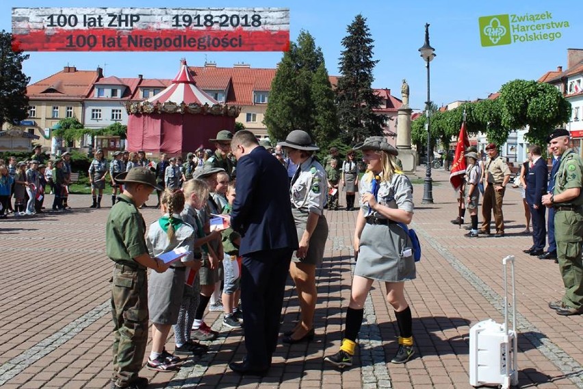 Uroczysty apel harcerzy z ZHP Żory - uczcili narodowe święta na rynku [ZDJĘCIA]