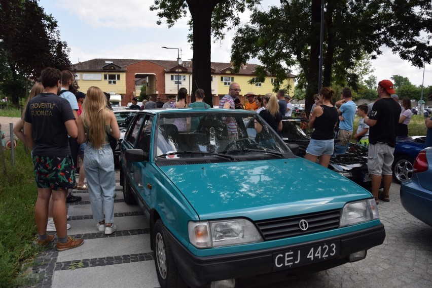 W Pruszczu Gdańskim na starcie "Rajdu za Dychę" stanęło blisko 30 samochodów. Było co oglądać! |ZDJĘCIA