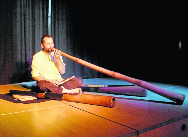 Ondřej Smeykal pochodzi z Czech i jest wirtuozem gry na aus- tralijskim instrumencie didgeridoo