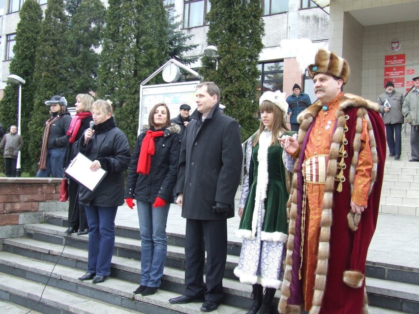 Od lewej z mikrofonem Małgorzata Jurkowska, następnie...