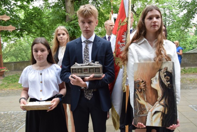 Uroczyste obchody rocznicy kanonizacji królowej Jadwigi rozpoczęła procesja z relikwiami świętej, która prowadziła ulicami Sandomierza, od siedziby szkoły do katedry.