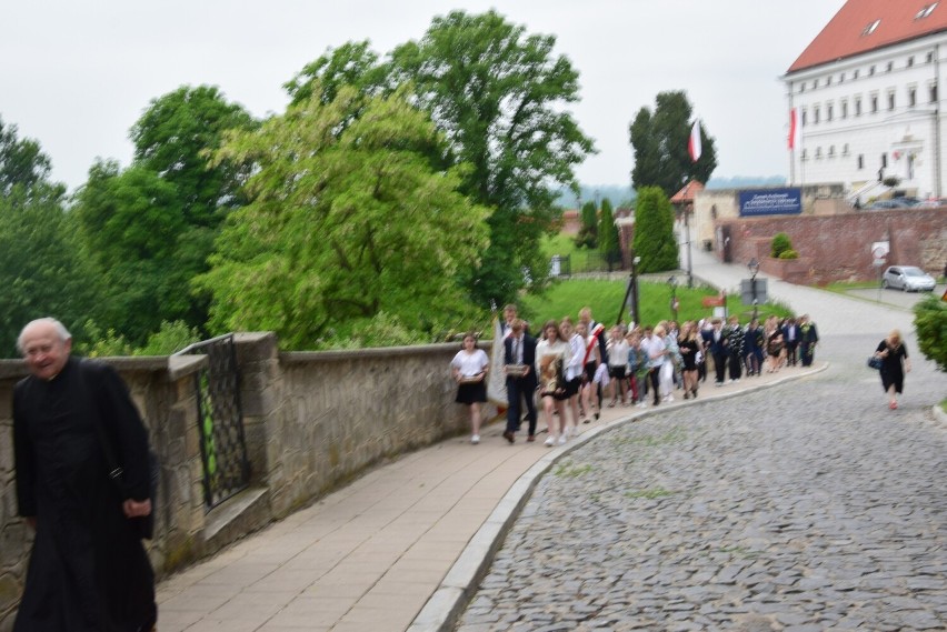 W Sandomierzu upamiętniono 25. rocznicę kanonizacji królowej Jadwigi - patronki dwóch szkół. Była uroczysta msza. Zobacz zdjęcia