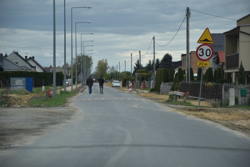 Mieszkańcy Kobylnik mają już upragniony chodnik. Trwa modernizacja drogi 