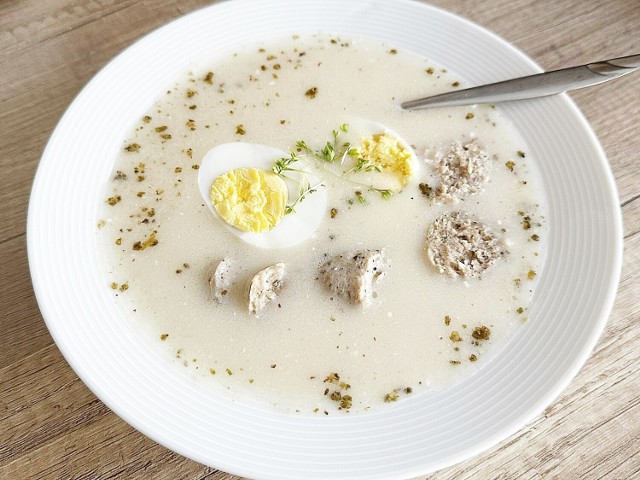 Tradycyjny barszcz biały na pszennym zakwasie. Zobacz, jak przygotować taką pyszną, wielkanocną zupę. Kliknij w galerię i przesuwaj zdjęcia strzałkami lub gestem.