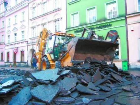 Wkrótce z Rynku zniknie asfalt. Jego miejsce zajmie kolorowy bruk.  FOT. BERNARD &amp;pound;&amp;Ecirc;TOWSKI