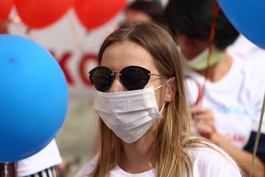 "Marsz po oddech". Przeszli ulicami Warszawy, żeby zwrócić uwagę na problemy osób chorujących na mukowiscydozę [ZDJĘCIA]