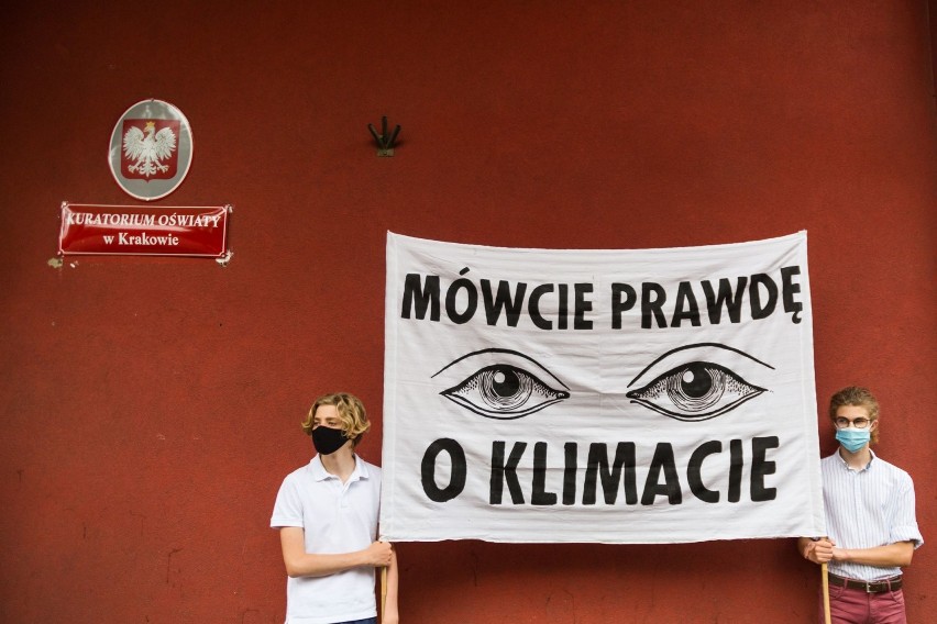 Młodzieżowy Strajk Klimatyczny w Krakowie pod siedzibą...
