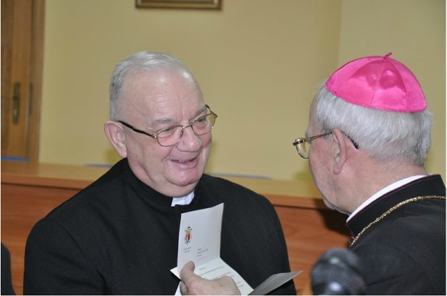 ks. Jerzy Siwik odbiera godność z rąk bp. St. Napierały