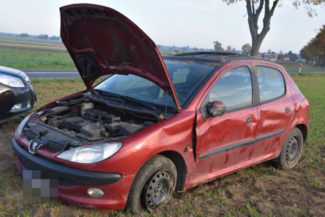 Wypadek w Wyrzece. Auto wypadło z drogi i dachowało