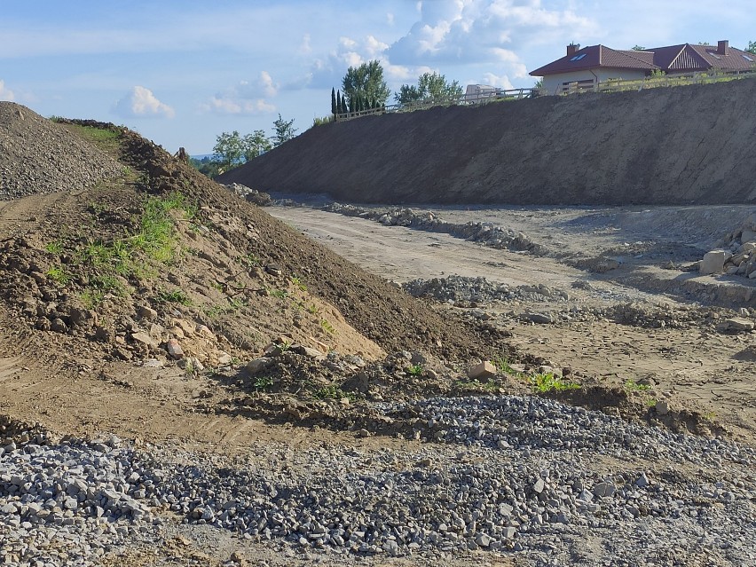 W Jaśle budują nową drogę. Korkuje się w stronę Sobniowa i Wolicy. Zamknięta jest droga przez Górkę Klasztorną [ZDJĘCIA]