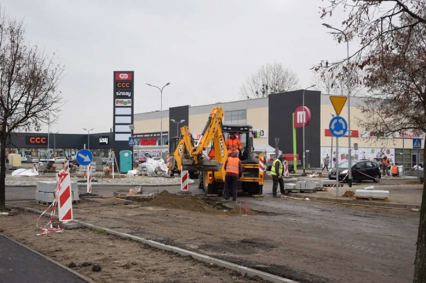 Trwa remont ulicy Lipowej w Wągrowcu. Zamknięto przejazd w okolicy budowanego ronda [ZDJĘCIA]