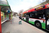 Lublin opustoszał przez koronawirusa. Puste ulice, półki w sklepach i kolejki do apteki. Fotografie z miasta objętego kwarantanną