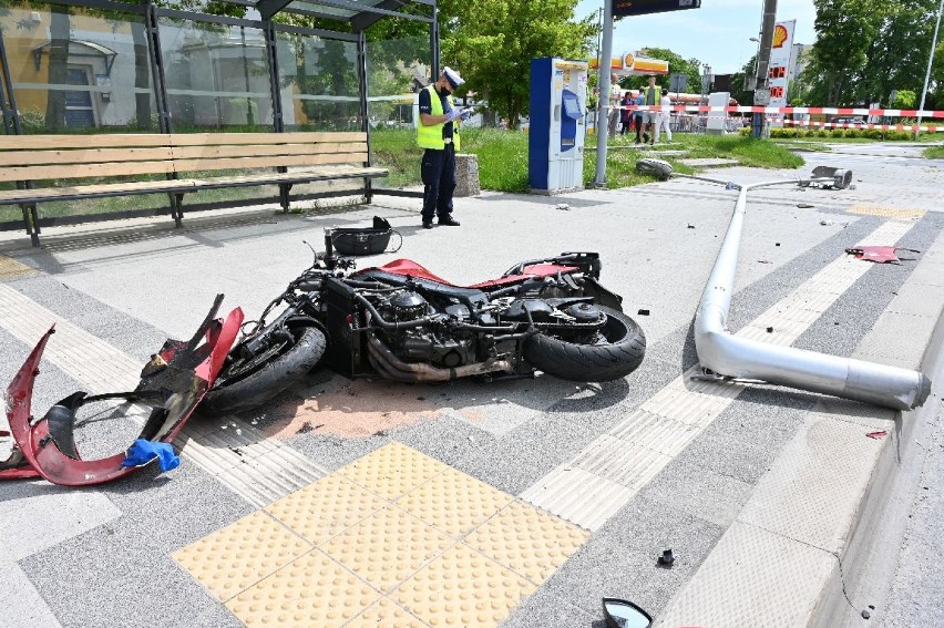 Wypadek w centrum Kielc. Motocyklista w szpitalu. Ściął latarnię! [WIDEO, ZDJĘCIA]