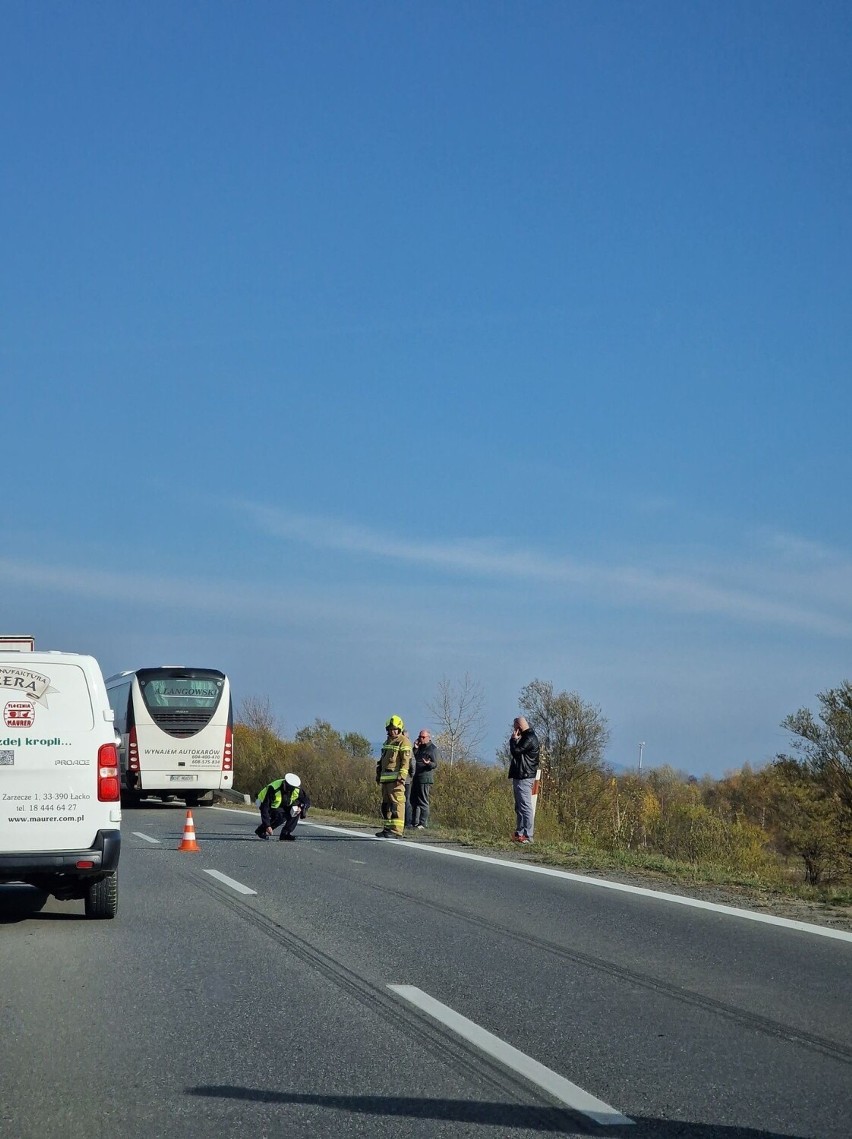 Wypadek na obwodnicy Podegrodzia. W autobus z wycieczką szkolną uderzyła osobówka z 71-letnim kierowcą. Ranne dzieci w szpitalu 
