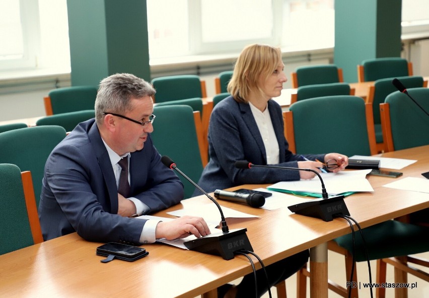 VI sesja Młodzieżowej Rady Miejskiej w Staszowie. Podjęto pięć uchwał i powołano składy poszczególnych komisji