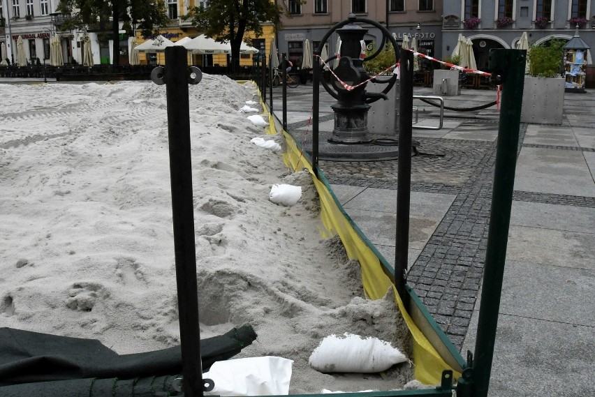 Nocna ulewa rozmyła plażę na kieleckim Rynku. Piach znalazł się na ulicach [ZDJĘCIA]