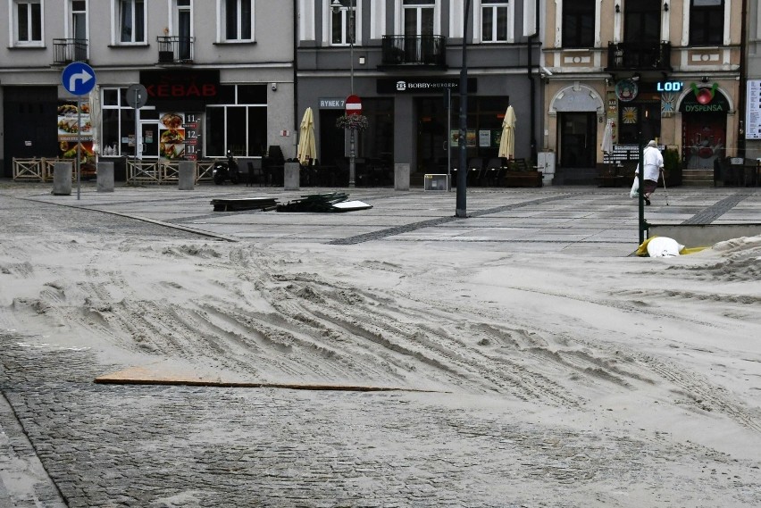 Nocna ulewa rozmyła plażę na kieleckim Rynku. Piach znalazł się na ulicach [ZDJĘCIA]