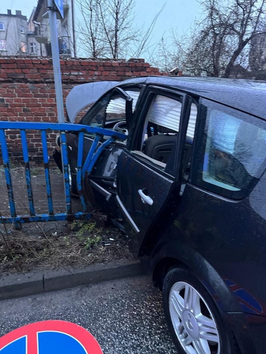 Wjechał w barierki. Okazało się, że był pijany